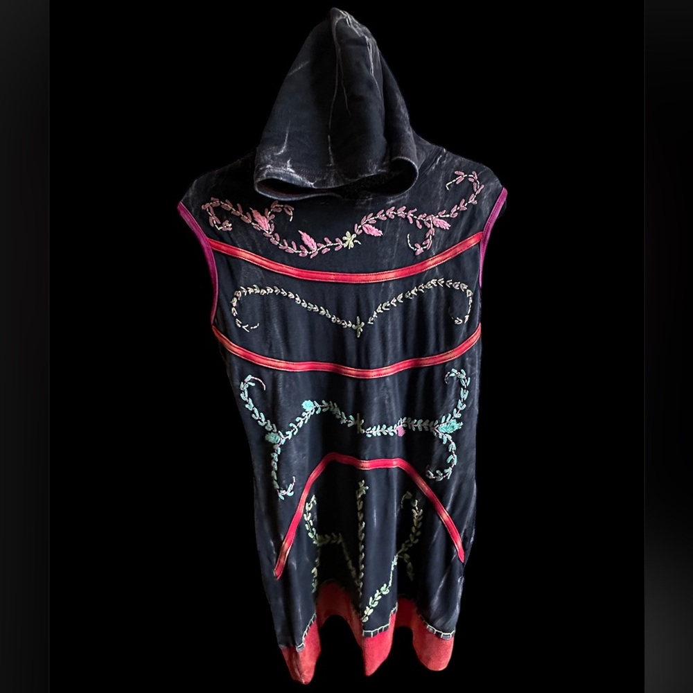 KPC Womans XXL Sleeveless Embroidered Shirt with Hood
